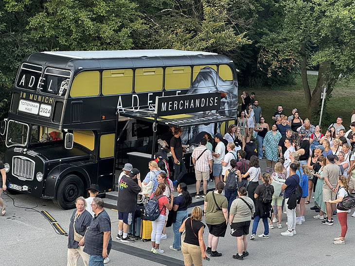 #shorts Adele Pop-Up Merch Bus noch bis 03.08.2024 auf dem Parkplatz hinter dem Haus der Kunst (&copy;Foto: Martin Schmitz)